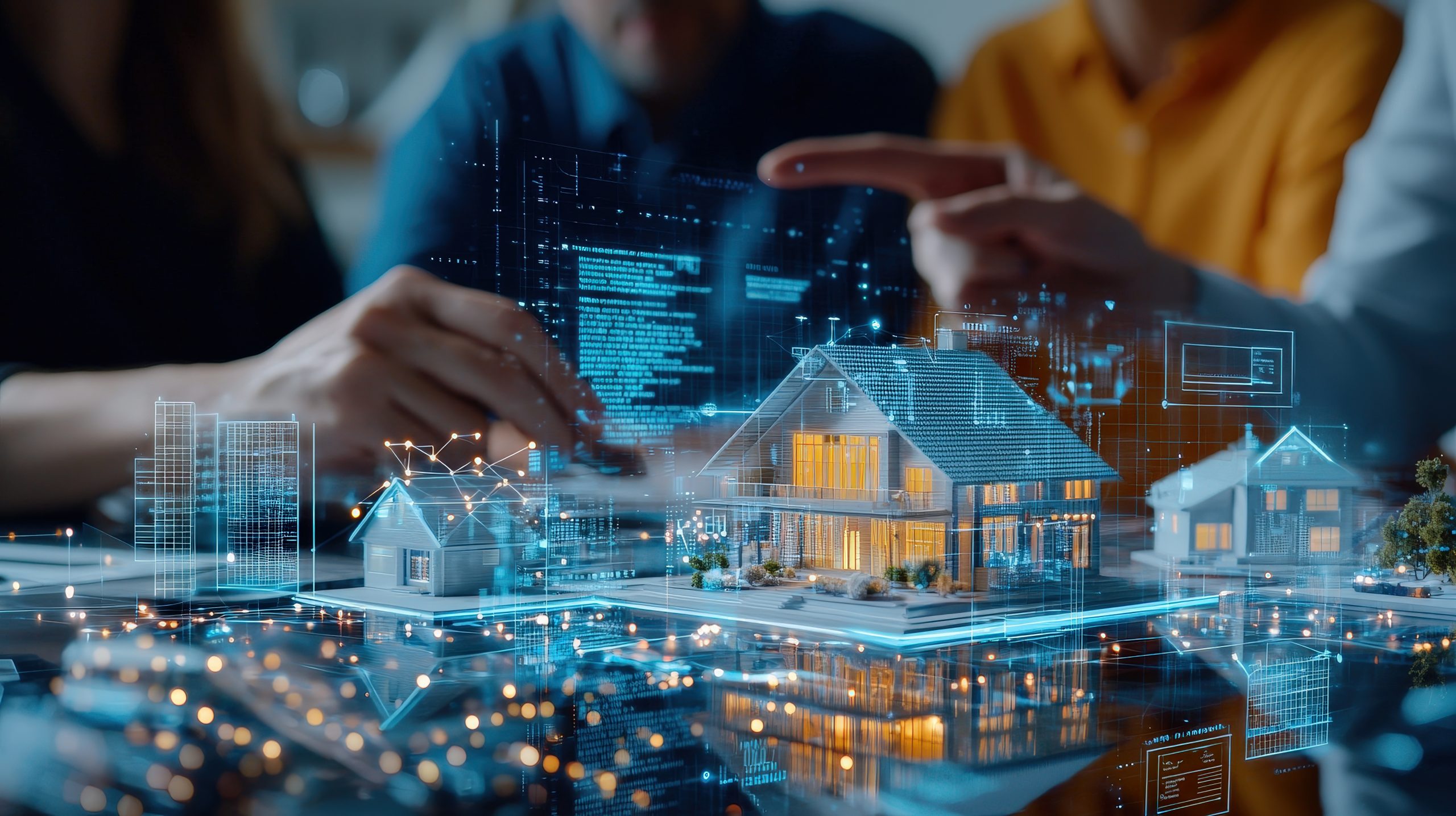 Immobilienmakler präsentiert einem Paar ein Hausmodell mit Immobiliendetails auf einem digitalen Bildschirm